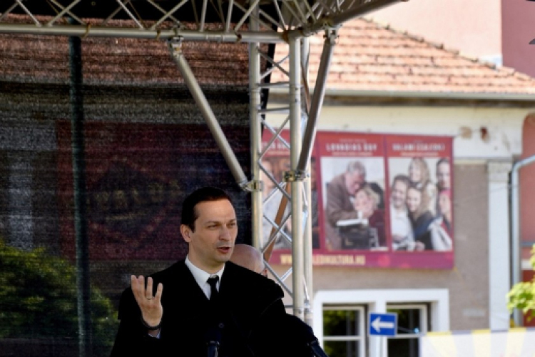 Felavatták az országzászló emlékművet Cegléden