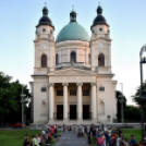 Demonstráció az éjszakai autóversenyzés ellen