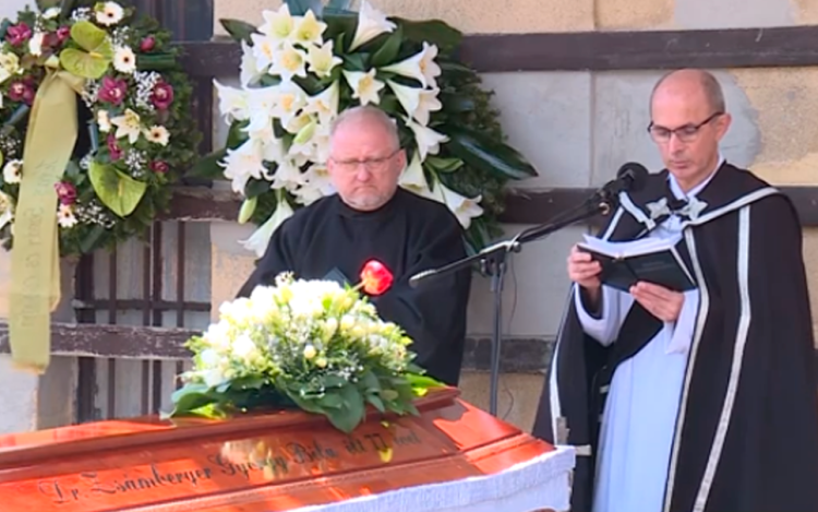 Utolsó útjára kísérték