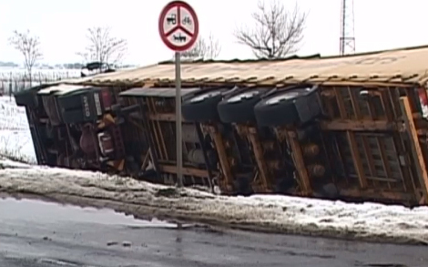 Halálos gázolás, felborult terepjáró, árokba csúszott kamion