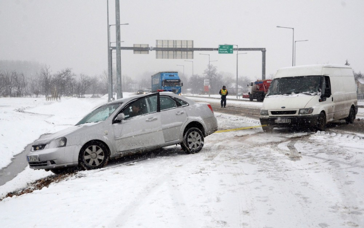 Árokba csúszott autó a 4-es főúton