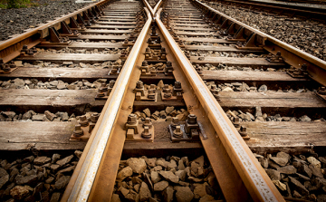 Másfél  órát is késhetnek a vonatok