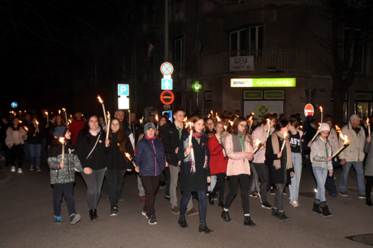 Fáklyás felvonulás