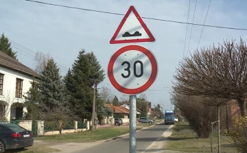 Három fekvőrendőrt alakítanak ki a Közép úton