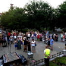 Demonstráció az éjszakai autóversenyzés ellen