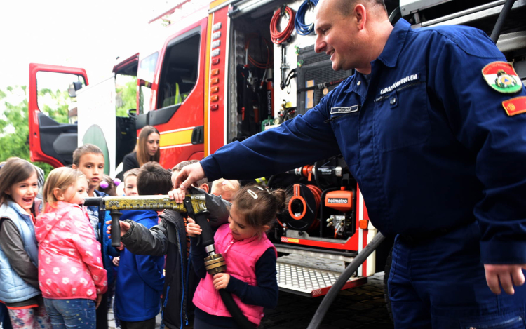 ,,Szirénázó járművek” az Eötvös téren