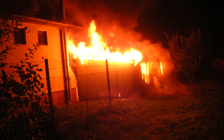 Garázs égett Albertirsán - fotók