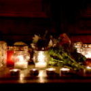 Csendes gyertyagyújtás a Dobmúzeum előtt