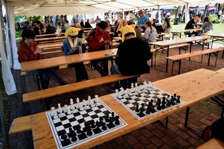 Virágvásár és főzőfesztivál Csemőben