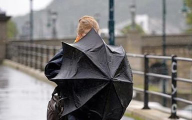 Viharos szél, eső és borulás