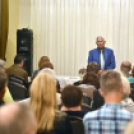 Derűbe mártott toll