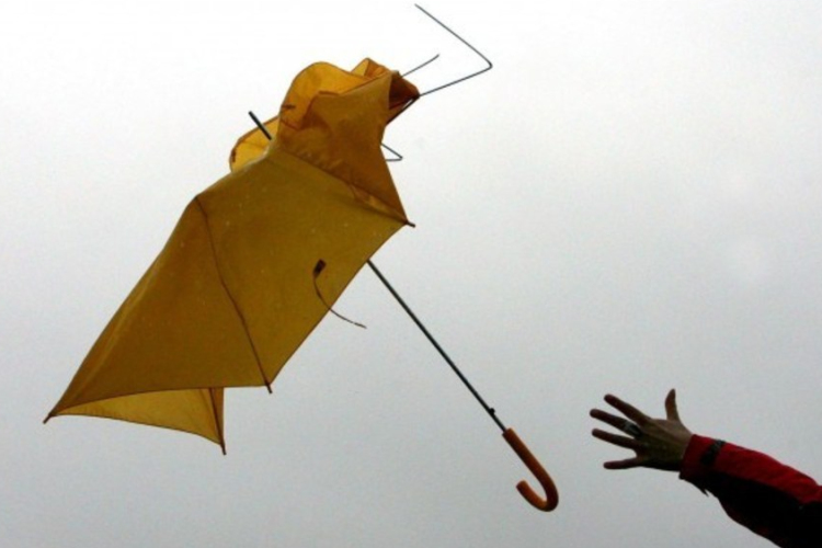 VIGYÁZAT! Viharos erejű szél!