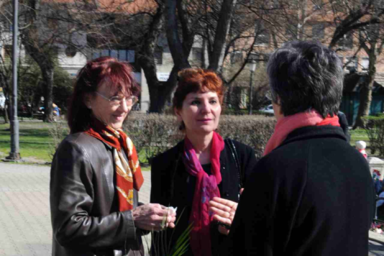 Juló néni csokra a Kossuth szobornál