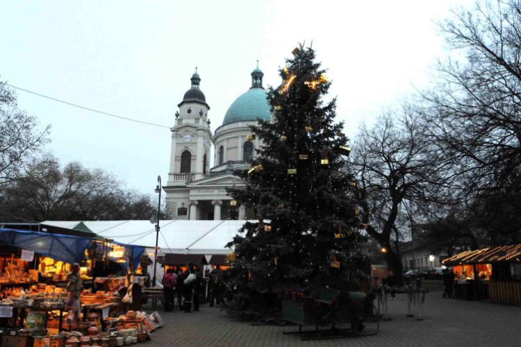 Óriások a Szabadság téren