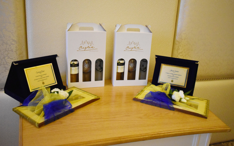 Elismerések az ülés elején