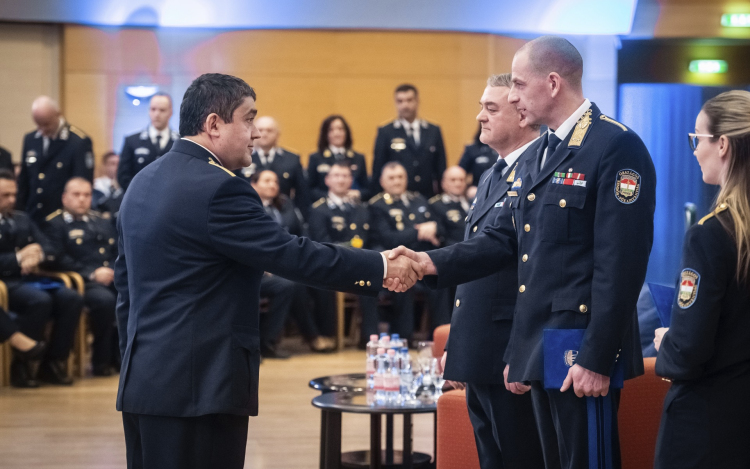 Ceglédi rendőr az év iskolarendőrei között