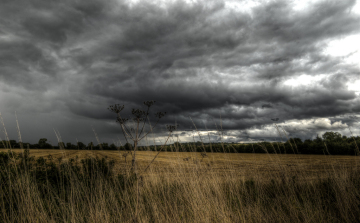 Zápor, zivatar, viharos szél és esetleg jég