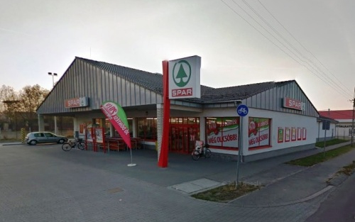 Bezár Cegléden a malomtószéli Spar áruház