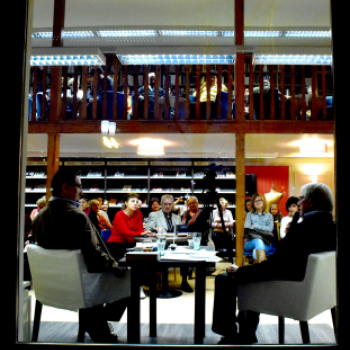 Zenés kávéház a könyvtárban