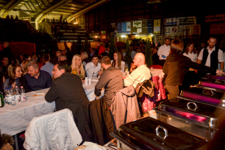 Retro buli a sportcsarnokban