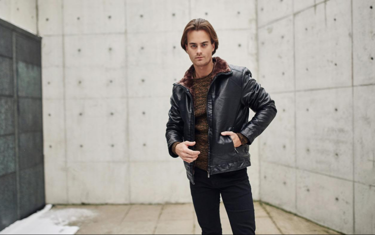 Egy nélkülözhetetlen ruhadarab, amelynek minden férfi szekrényében ott kell lennie – bőrdzseki