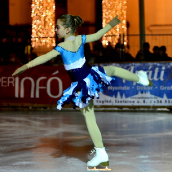 Megnyitott a jégpálya