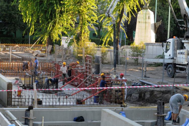 Városi Strandfürdő – Már burkolnak