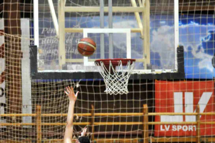 CEGLÉDI EKK–PINKK PÉCSI 424 64–75 