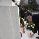 Gyertyagyújtás az emlékműnél