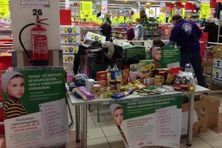 Mintegy kétszáz áruházban szervez karácsonyi adománygyűjtést a Magyar Élelmiszerbank