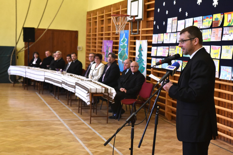 Átadták a felújított Szent Kereszt Katolikus Általános Iskolát