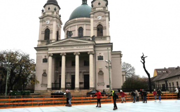 Tovább lehet korcsolyázni a Szabadság téren