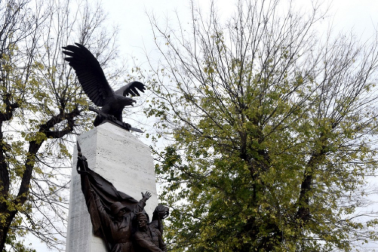 Gyertyagyújtás az emlékműnél