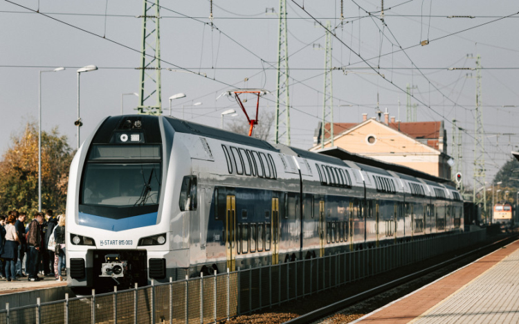 Hétfőtől a ceglédi vonalon is közlekedik emeletes vonat