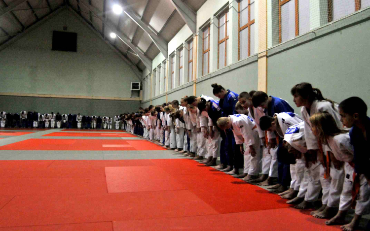 A ceglédiek is meghajoltak