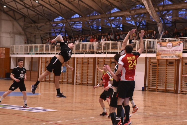 Csúcsrangadó a listavezető ellen