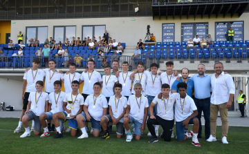 Első szezonbeli hazai meccs és éremosztás