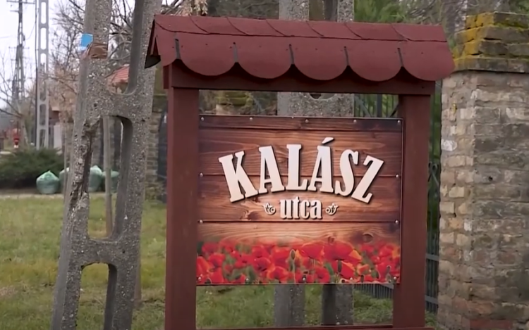 Megrongált tábla – újra – a Bedében