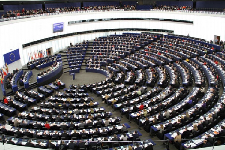 Az EP rábólintott a kártyadíjak maximálására