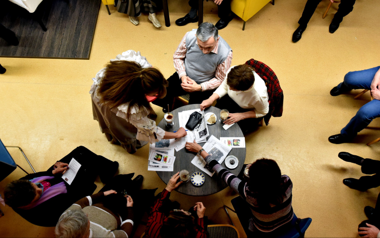 Zenés kávéház Cegléden