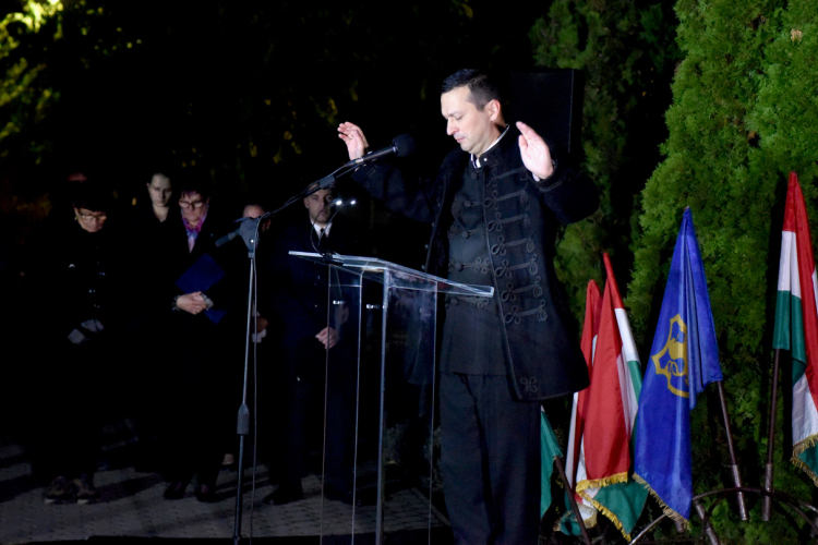 A hősök emlékéért égtek a gyertyák