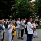 Demonstráció az éjszakai autóversenyzés ellen