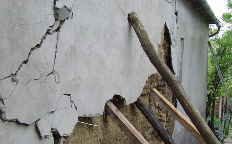 Kidőlt egy családi ház oldala Cegléden