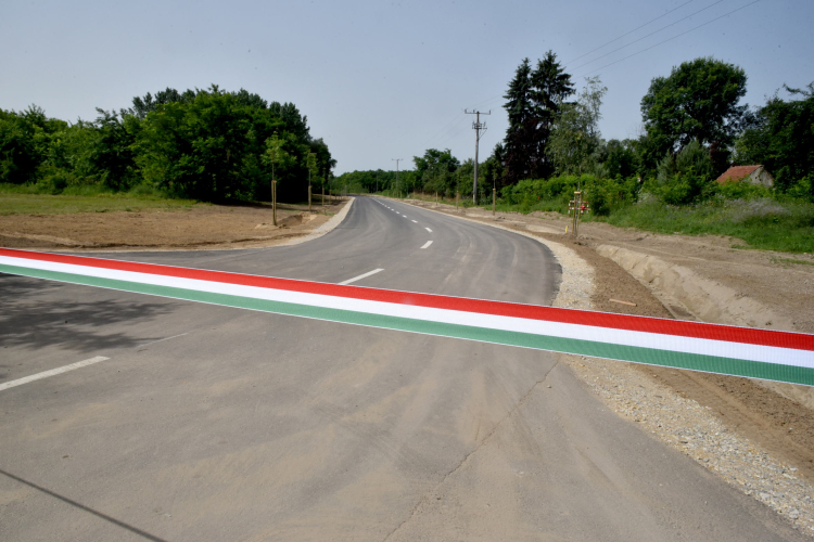 Fürdő út átadás