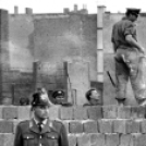 A berlini fal építése és lebontása képekben