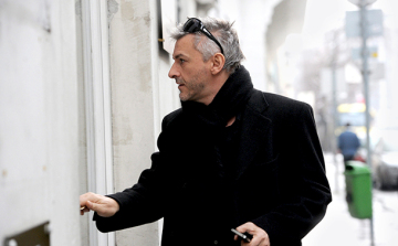 Alföldi Róbert távozik