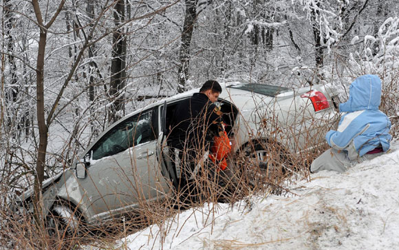 Három gyermekkel csúszott árokba egy autó