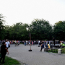 Demonstráció az éjszakai autóversenyzés ellen