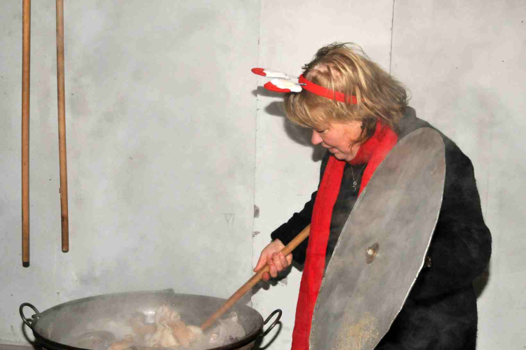 Csemői hagyományos hurkatöltő verseny