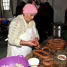 Csemői hagyományos hurkatöltő verseny